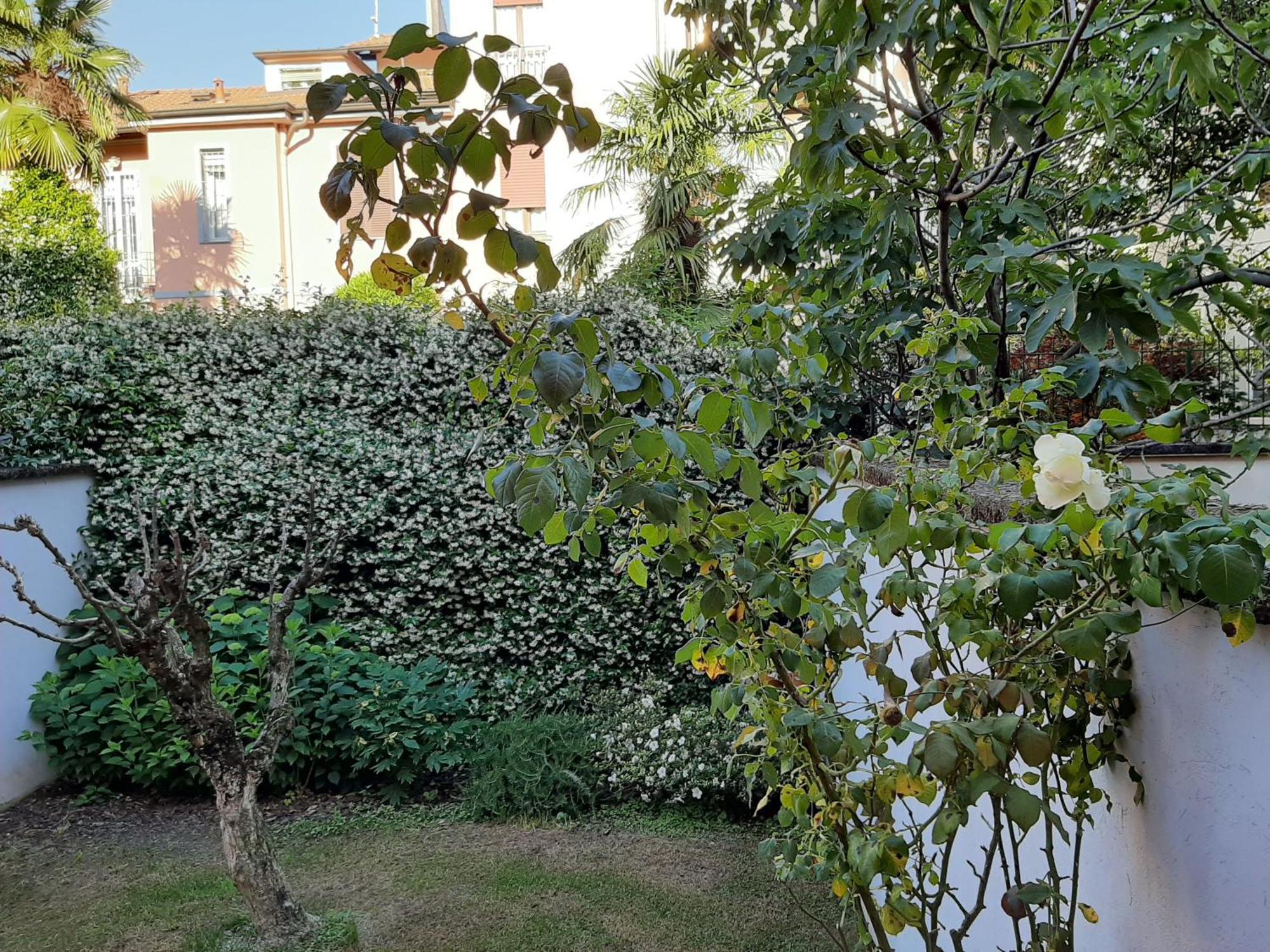 Casa Mari - Free Secure Parking, Breakfast, Private Bathroom, Wifi, Garden, Aircon, 5 Min Walk To Metro And Train Station, Milan