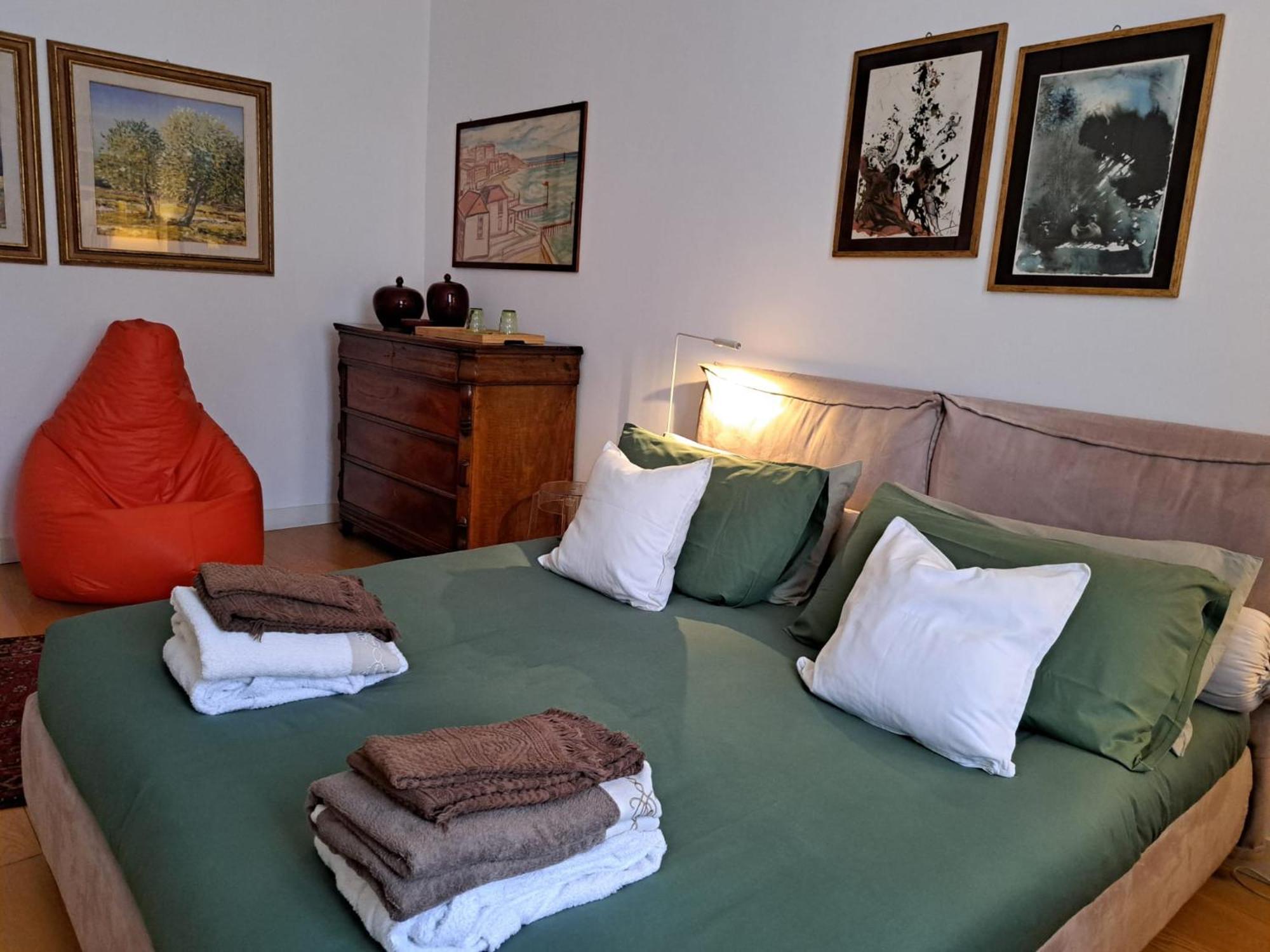 Casa Mari - Free Secure Parking, Breakfast, Private Bathroom, Wifi, Garden, Aircon, 5 Min Walk To Metro And Train Station — Photos 2